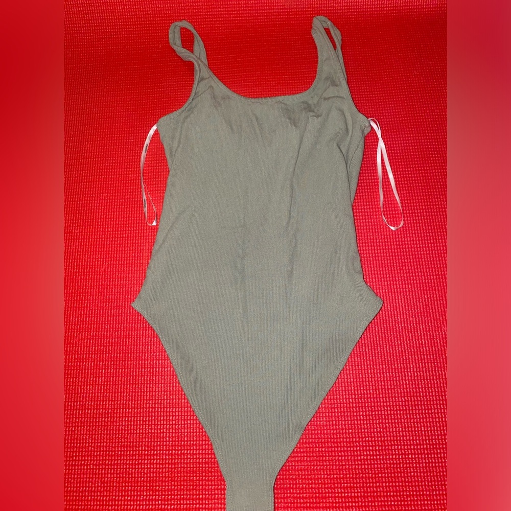 Pack of 3 Bodysuits FOREVER 21 / AMERICAN EAGLE / & Gap - Picture 3 of 11